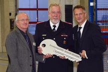 Helmuth Kruse (von links), Bernd Affeldt und Oliver Stolz mit dem symbolischen Schlüssel für den Neubau. Fotos: Bunk