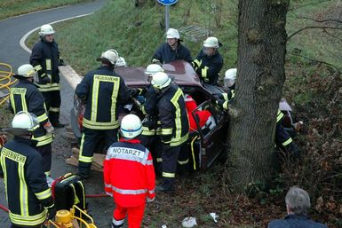 Unfall in Groß Offenseth-Aspern: Der Polo ist in die Böschung gerast, der Fahrer wird befreit. Fotos: Bunk