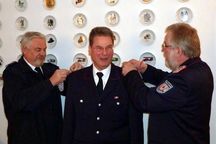 Der neue stellvertrende Kreiswehrführer Frank Homrich (Mitte) wird von seinem Vorgänger Heinz-Joachim Glißmann (links) und Bernd Affeldt befördert.