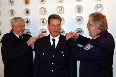 Der neue stellvertrende Kreiswehrführer Frank Homrich (Mitte) wird von seinem Vorgänger Heinz-Joachim Glißmann (links) und Bernd Affeldt befördert.