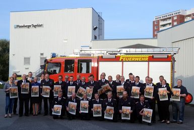 Zahlreiche Wehrführer haben das Sonderprodukt "Unsere Feuerwehren" bereits am Donnerstag in Augenschein genommen. Foto: Bunk