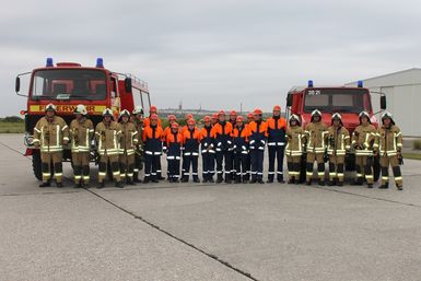 Gruppenfoto der Jugendlichen mit ihren Ausbildern auf Helgoland