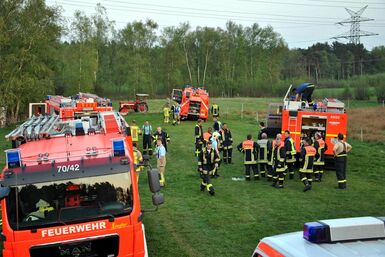 Einsatz Quickborn Feldweg: Bereitstellungsraum auf der Wiese. Foto: FF Quickborn