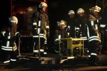 Tornescher Feuerwehrleute bereiten das Aggregat auf dem Rollwagen für den Transport auf der Schiene vor.