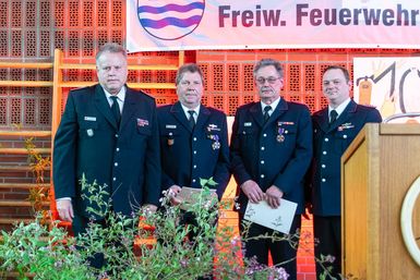 KBM Stefan Mohr (von links) zeichnete Lorenz Groth und Thomas Voß im Beisein des neuen Wehrführer Kay Schröder aus. Foto: FF Borstel-Hohenraden