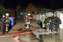 Einsatzort Lornsenstraße: Zwei Müllcontainer brennen. Foto: FF Schenefeld