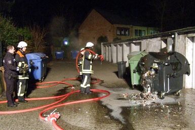 Einsatzort Lornsenstraße: Zwei Müllcontainer brennen. Foto: FF Schenefeld