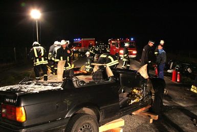 Der BMW (Foto oben) und der in den Graben gerutschte VW Polo wurden total zerstört. Fotos: mopics