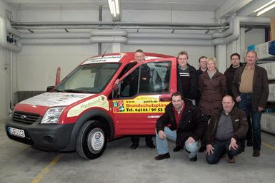 Einige Sponsoren nahmen zur Indienststellung den neuen Jugendfeuerwehrbus in Augenschein. Foto: Bunk