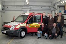 Einige Sponsoren nahmen zur Indienststellung den neuen Jugendfeuerwehrbus in Augenschein. Foto: Bunk