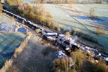 Die Unglücksstelle aus der Luft: Im Norden (l.) die stehen gebliebenen Waggons.