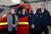 Freuen sich über den neuen MTW: Helmut Kruse (Ausschuss für Sicherheit, Umwelt und Ordnung), Marco Hellberg (Leiter IuK-TEL), Kreiswehrführer Bernd Affeldt und Rainer Röpcke (Kreis Pinneberg). Foto: Bunk