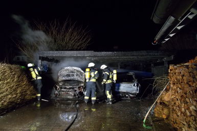 Foto: FW Holm; ausgebranntes Carport