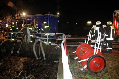 Feuerwehr und THW pumpen am Uetersener Hafen.