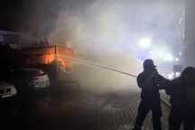 Ollerlohstraße in Elmshorn: Ein Imbisswagen steht in Flammen, die Feuerwehr löscht. Foto: Hintz