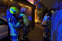 In Halstenbek war das Feuer an einer Hecke vorm Eintreffen der Feuerwehr weitgehend erloschen. Foto: Fuchs