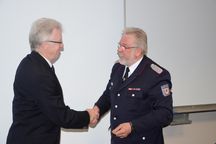 Kreiswehrführer Bernd Affeldt (re.) überreicht Hans-Adolf Nachtsheim die Deutsche Feuerwehr-Ehrenmedaille.
