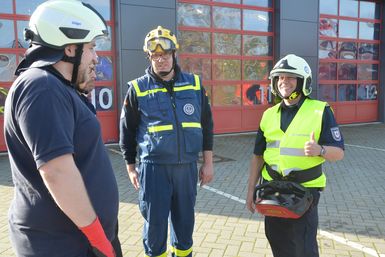 Ausbilder vom THW unterweisen die Feuerwehrkameraden