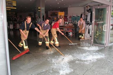 FF Pinneberg im Einsatz in der Fußgängerzone. Foto: Peter Schweinberger/Pinneberger Tageblatt