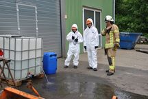 Die Jugendlichen führten eine Erkundung unter Schutzanzügen durch
