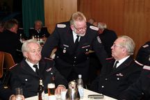 Kreiswehrführer Bernd Affeldt (M.) im Gespräch mit KFV-Ehrenmitglied Hans Ahrens (l., FF Heidgraben) und Georg Wendt (FF Seestermühe). Foto: Kudenholdt)