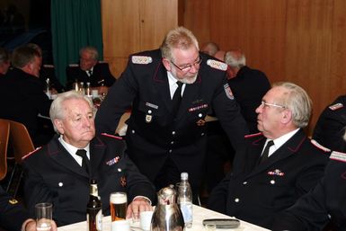 Kreiswehrführer Bernd Affeldt (M.) im Gespräch mit KFV-Ehrenmitglied Hans Ahrens (l., FF Heidgraben) und Georg Wendt (FF Seestermühe). Foto: Kudenholdt)