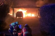 Carportbrand am Ginsterweg in Elmshorn. Der Löschangriff wird vorbereitet. Foto: Hintz